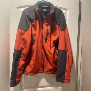 Free Country Men’s Journeyman Flex Jacket. Medium Full Zipper Redrock/Black